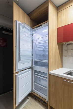 Standard Twin Room | Dapur pribadi | Lemari es, microwave, dan meja makan