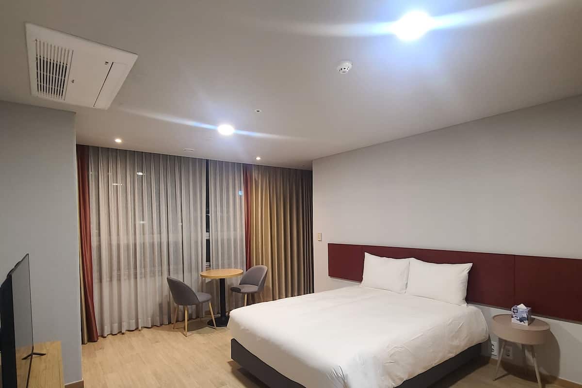 Blackout drapes, free WiFi, bed sheets