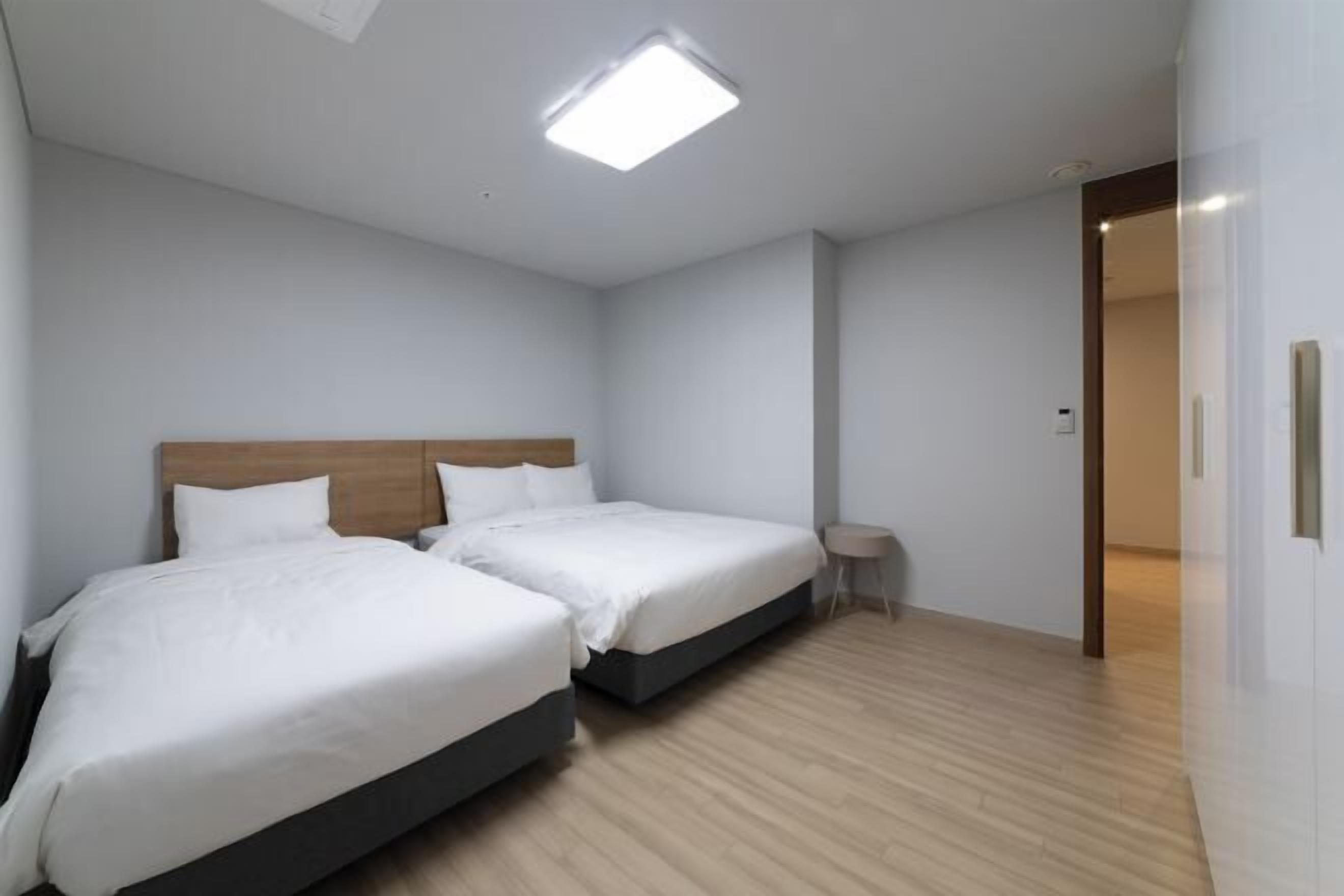 Verduisterende gordijnen, gratis wifi, beddengoed