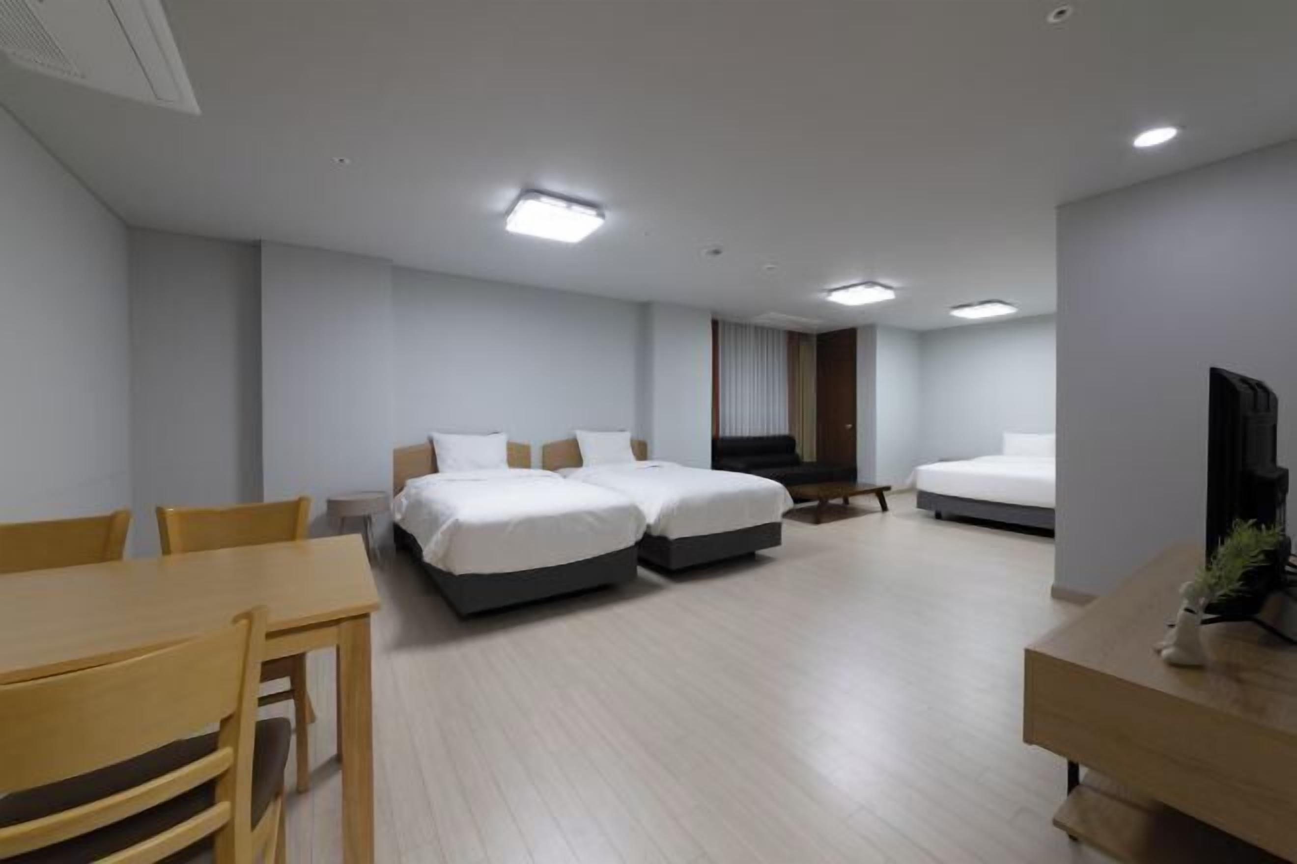 Blackout drapes, free WiFi, bed sheets