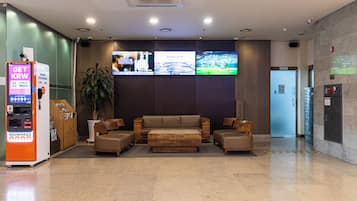 Coin salon dans le hall