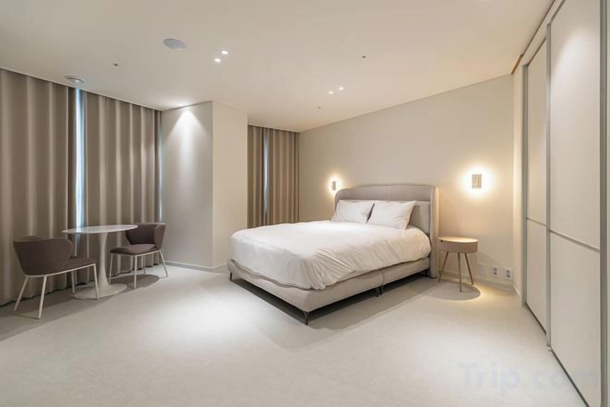 In-room safe, blackout curtains, free WiFi, bed sheets