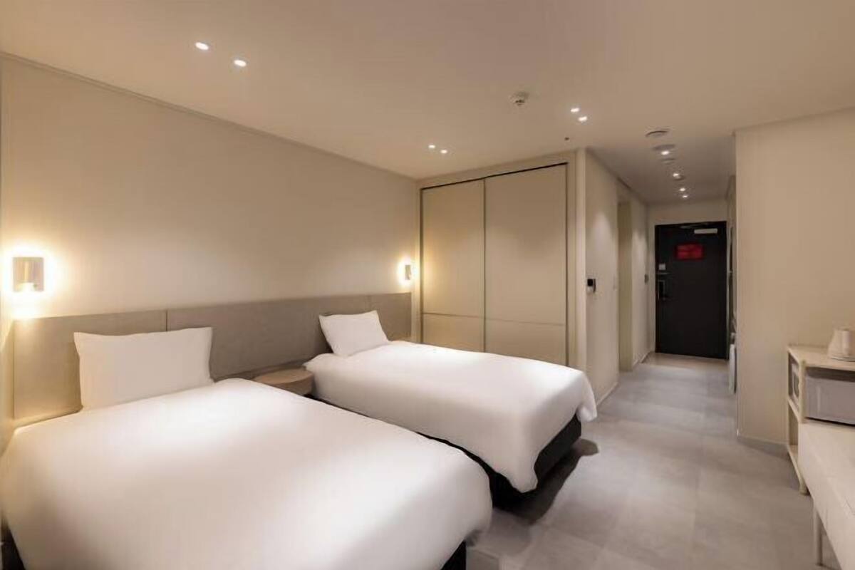Caja fuerte, cortinas opacas, wifi gratis y ropa de cama
