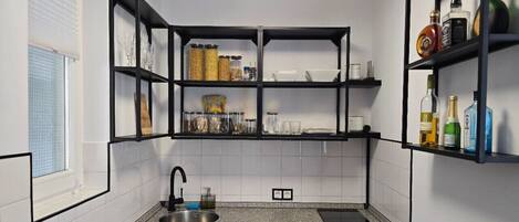 Mikrowelle, Herdplatte, Toaster, Kochgeschirr/Geschirr/Besteck