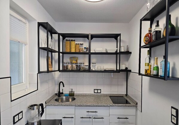 Micro-ondas, cooktop, torradeira, talheres/pratos/utensílios de cozinha