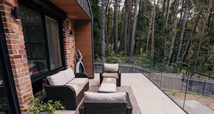 Rustic Pine Escape- Luxury Cabin in the Blue Mountains. Sleeps up to 10 people.