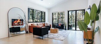 Rustic Pine Escape- Luxury Cabin in the Blue Mountains. Sleeps up to 10 people.