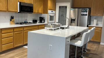 Geladeira, micro-ondas, fogão, cooktop