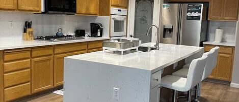 Kjøleskap, mikrobølgeovn, ovn og kokeplater