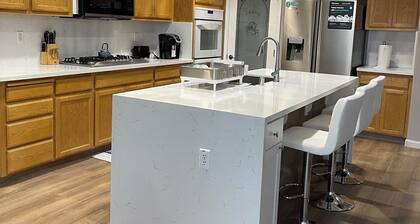 Spacious 5-bedroom house pool with WiFi, AC in awesome Turlock