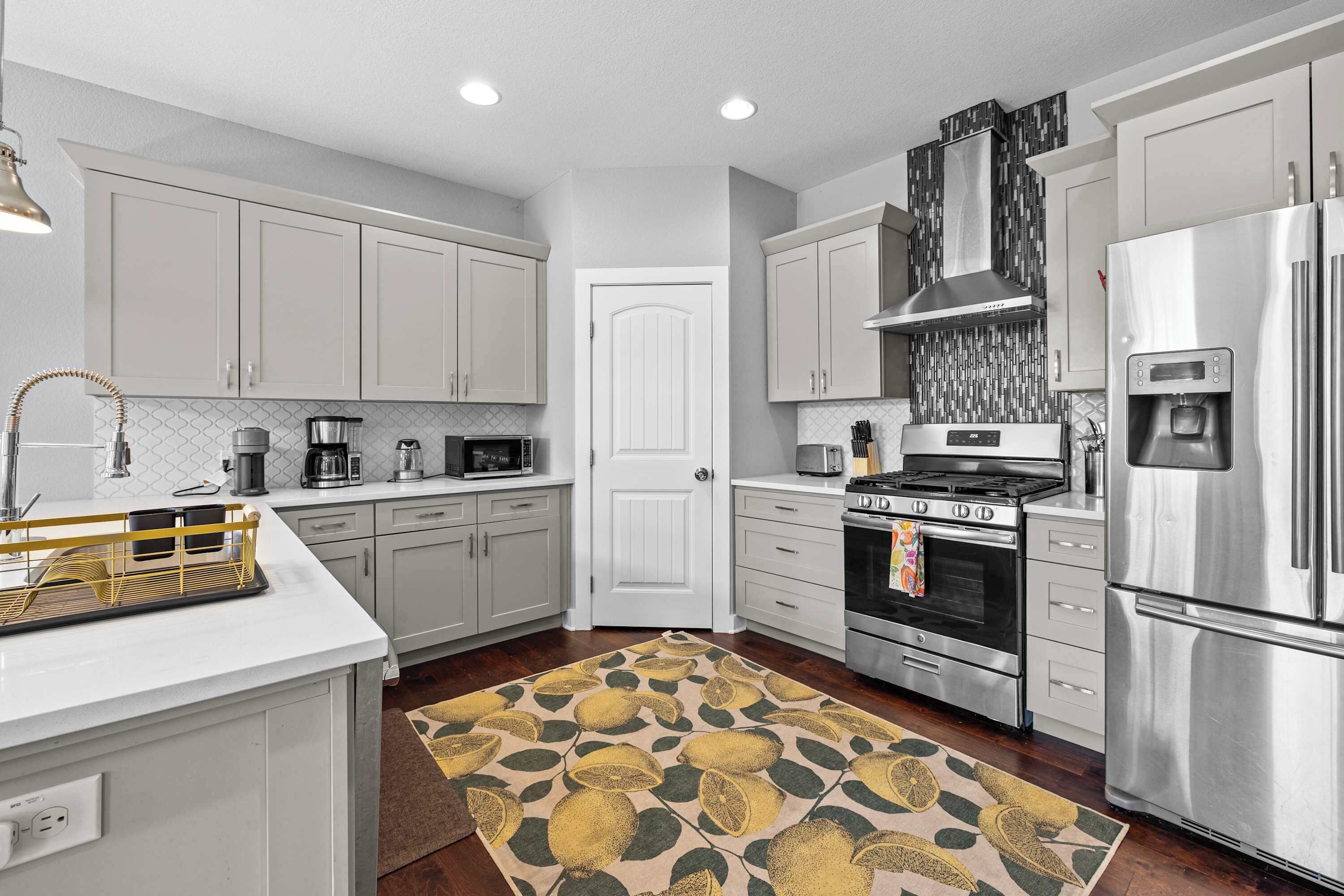 Jääkaappi, mikroaaltouuni, uuni, liesi