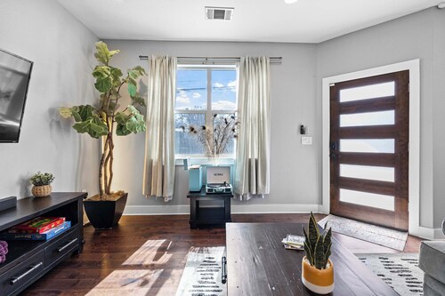 Relax & Recharge - 3 BR in North Central Austin