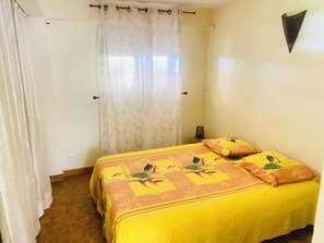 2 slaapkamers, een strijkplank/strijkijzer, reisbedje, gratis wifi