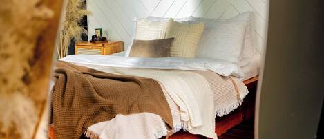 Deluxe Double Room, Mountain View | Soundproofing, free WiFi