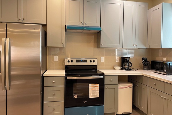 KĂŒhlschrank, Mikrowelle, Herdplatte, Wasserkocher mit Kaffee-/Teezubehör