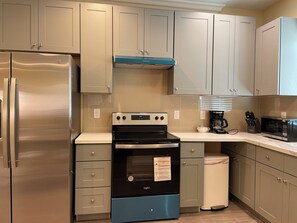 Kühlschrank, Mikrowelle, Herdplatte, Wasserkocher mit Kaffee-/Teezubehör