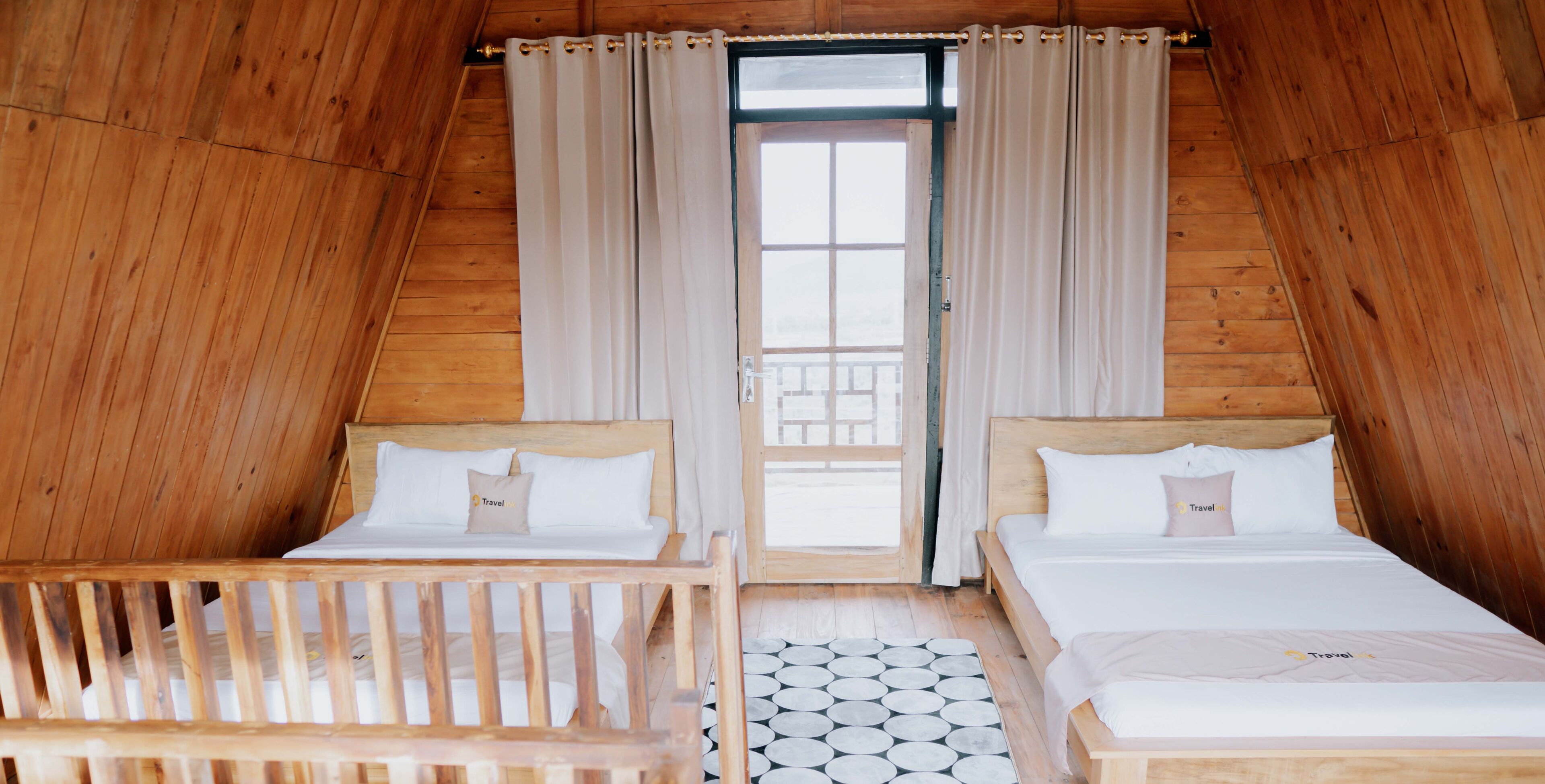 Familien-Ferienhaus, Bergblick | Schreibtisch, laptopgeeigneter Arbeitsplatz, schallisolierte Zimmer