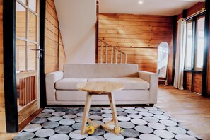 Familien-Ferienhaus, Bergblick | Wohnbereich | 32-Zoll-Flachbildfernseher mit Satellitenempfang