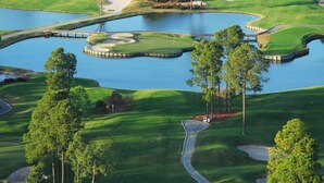 A golf course with multiple water hazards, sand bunkers, and a bridge. - Central location Modern Lakefront 2 king-Suite 3 Bedroom 3 Full Bathroom (Myrtle Beach)