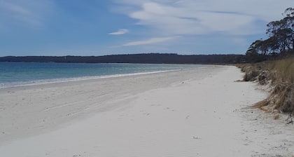 Beaches Bays and Adventures Ten minutes to Port Arthur 3 minutes to White Beach