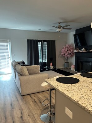 TV connectée, cheminée, écrans d'ordinateur