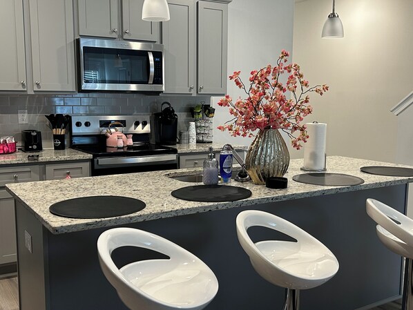 Réfrigérateur, micro-ondes, four, plaque de cuisson