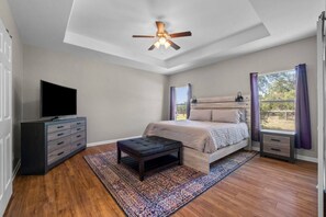 3 bedrooms, desk, iron/ironing board, WiFi - 3 Mins to Lake - King Master - Grills and Fire Pit (Canyon Lake)