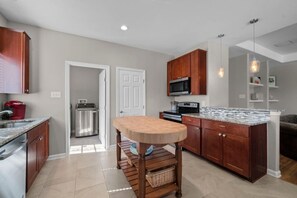 Fridge, microwave, oven, stovetop - 3 Mins to Lake - King Master - Grills and Fire Pit (Canyon Lake)