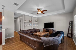 Smart TV - 3 Mins to Lake - King Master - Grills and Fire Pit (Canyon Lake)