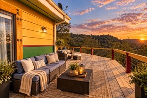 South facing deck area close to the kitchen patio door and outside dining table  - Yosemite & Bass Lake 6 bedrooms, sleeps 18 - Coarsegold Villa (Coarsegold)