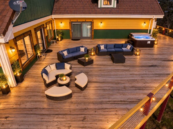 Front deck lounge by the Jacuzzi with easy access to the indoor dining area.
