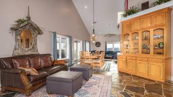 TV connectée, jeux vidéo, baby-foot, table de tennis de table