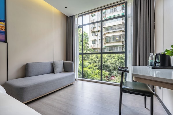 Habitación doble de lujo, 2 camas matrimoniales, baño en la habitación, vista a la ciudad | Vista desde la habitación
