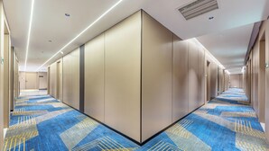 A long hallway with a patterned carpet and a series of doors on one side. - Norman Hotel - Binjiang East Road Subway Station, Haizhu District, Guangzhou - Free shuttle service during the Canton Fair (Guangzhou)