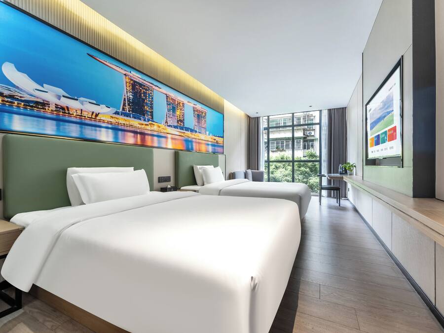 Luxe kamer, 2 tweepersoonsbedden, en-suite badkamer, uitzicht op stad | Luxe beddengoed, donzen dekbedden, een strijkplank/strijkijzer