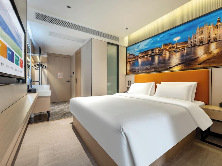 Luxury Room, 1 King Bed, Ensuite, City View | Premium bedding, down comforters, iron/ironing board, free WiFi