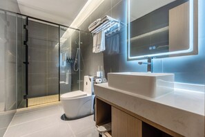 Premium studio suite, 2 tweepersoonsbedden, en-suite badkamer | Badkamer | Een douche, gratis toiletartikelen, een haardroger, pantoffels