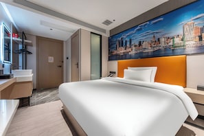 Habitación individual económica, 1 cama Queen size, sin ventanas | Ropa de cama de alta calidad, edredón y camas con efecto memoria 