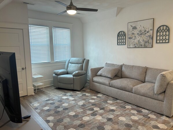 Living area - Main Stay on Market Unit 3 -Healthcare and Military Friendly (Mascoutah)