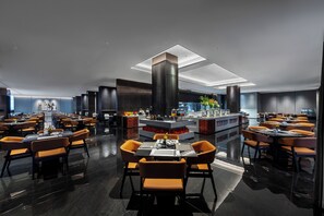 Daily buffet breakfast (CNY 78 per person)