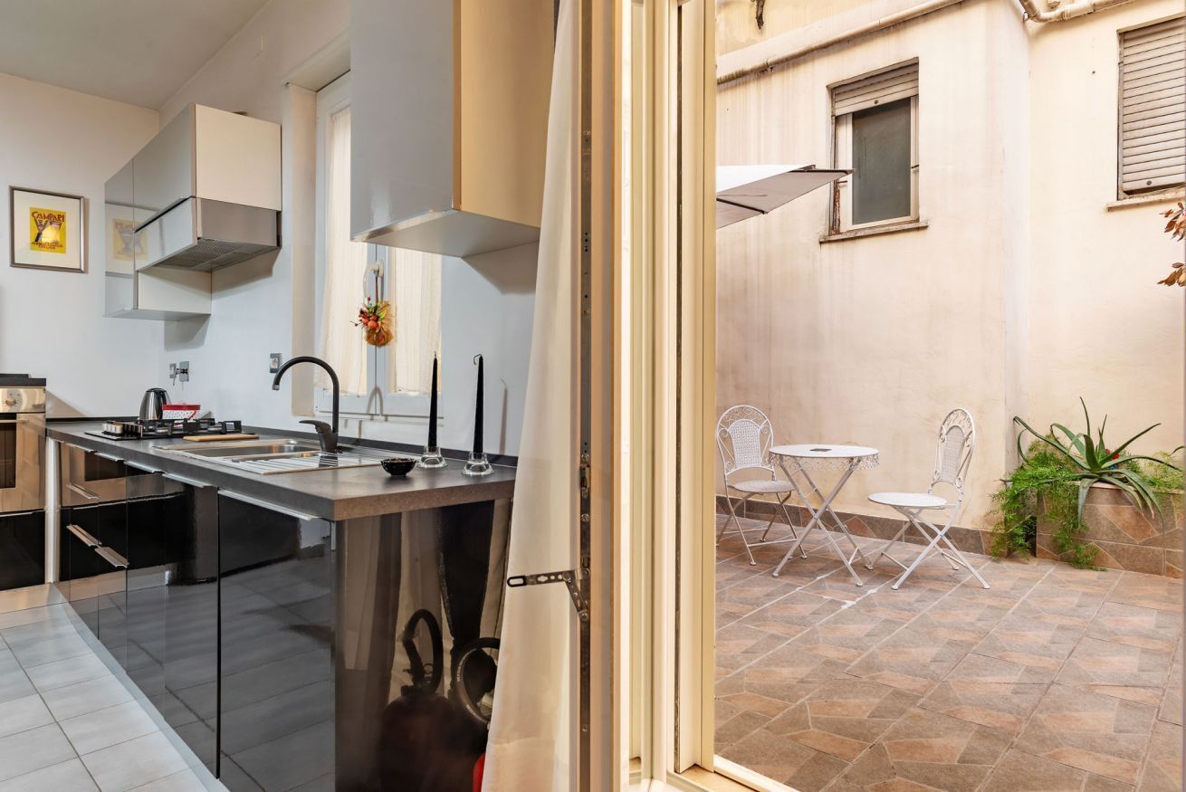 Réfrigérateur, un four, surface de cuisson, lave-vaisselle