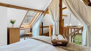 4 bedrooms, travel crib, WiFi, bed sheets