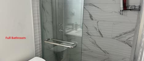 Secador de cabelo, toalhas de banho, sabonete, papel higiênico