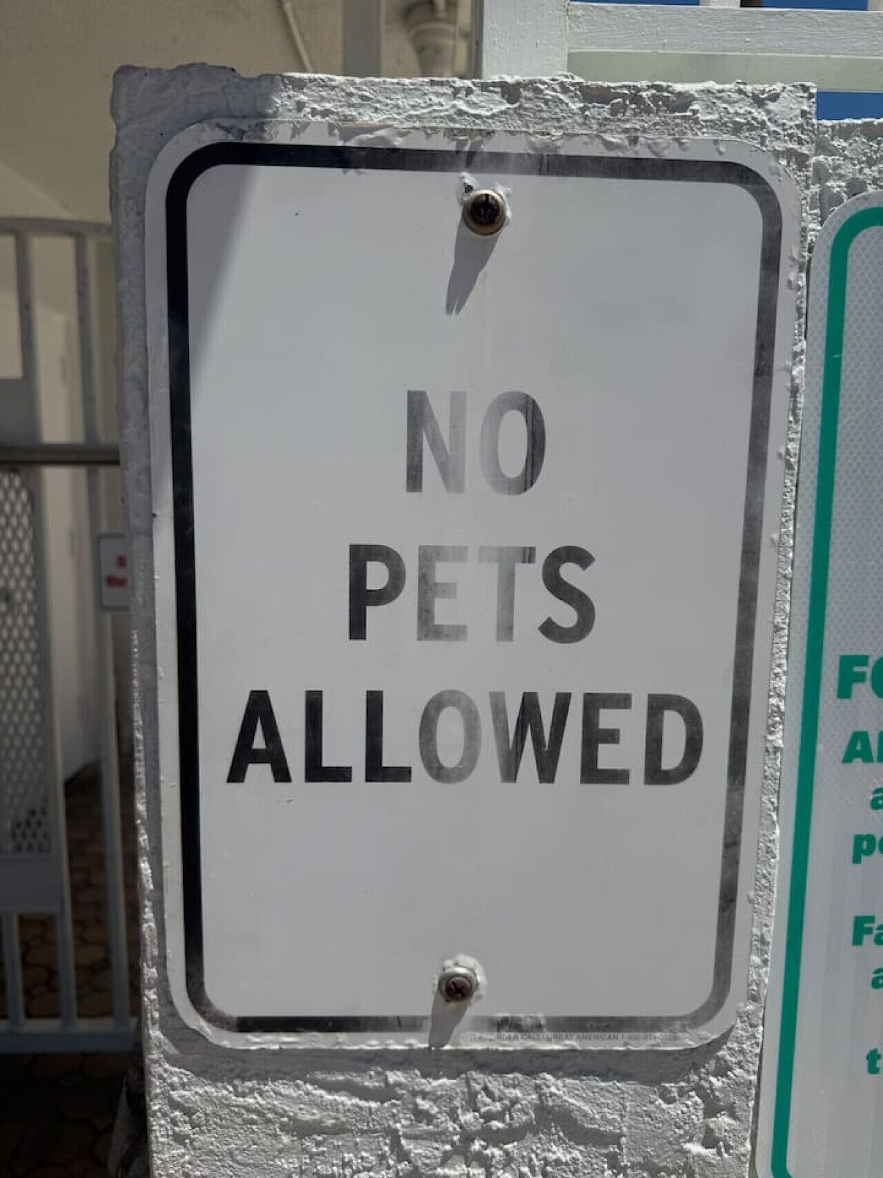 A sign that reads "NO PETS ALLOWED".