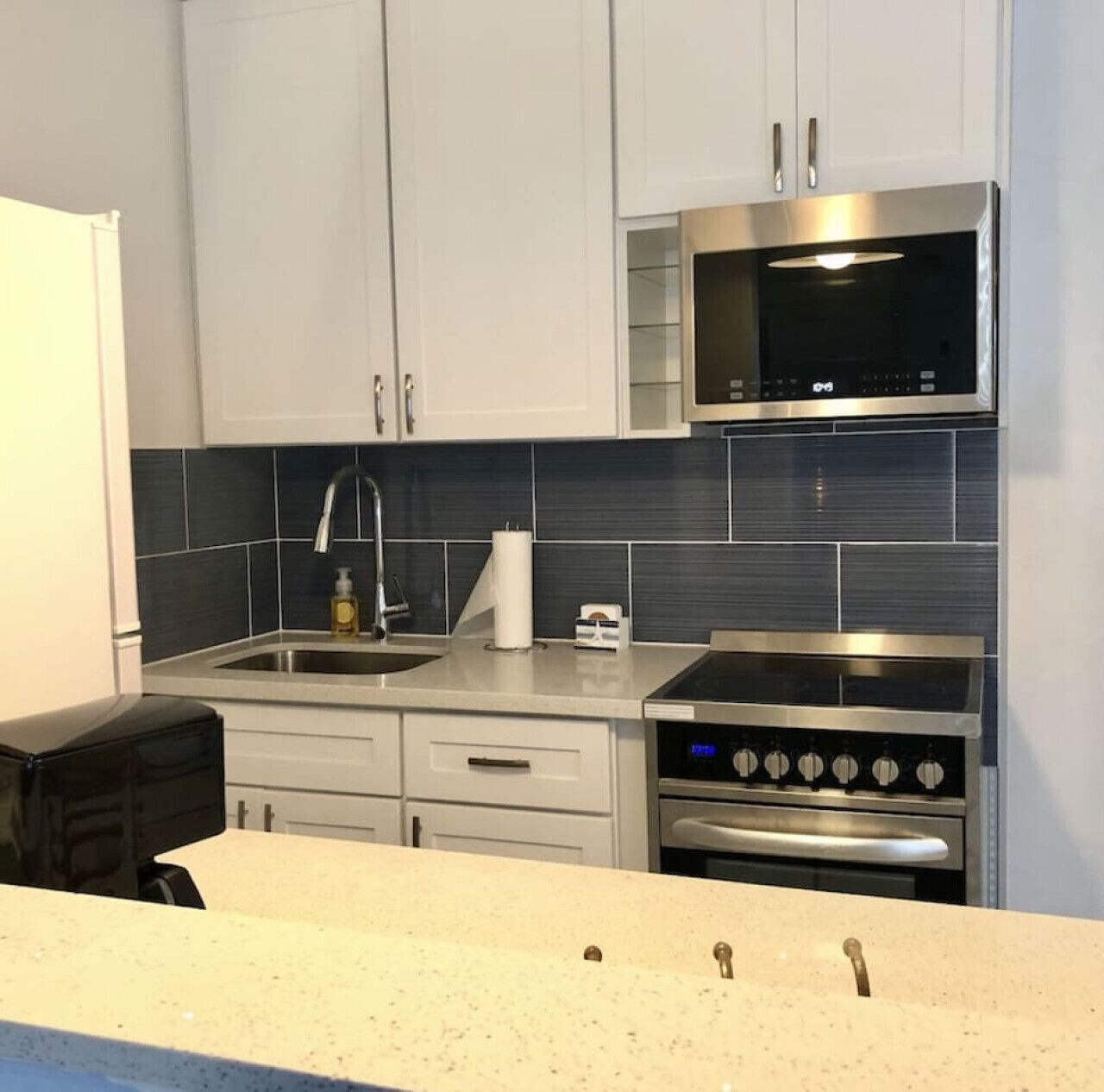 Refrigerador, microondas, horno y parrilla de estufa 