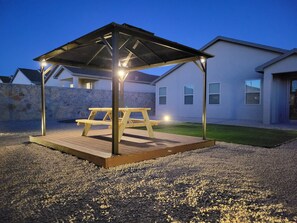 Outdoor dining - Relaxing 3-Bdrs, 2-Baths Spacious Backyard – Family-Friendly & Fully Equipped! (Las Cruces)
