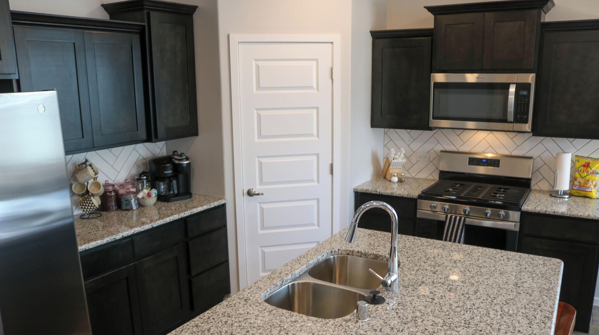 Micro-ondes, four, plaque de cuisson, lave-vaisselle