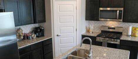 Micro-ondes, four, plaque de cuisson, lave-vaisselle