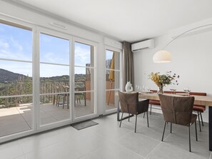 Dining - 4* House | 70m² | Swimming Pool | Parking | Wi-Fi | Air Conditioning (La Garde Freinet)