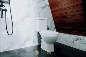 Chaumière familiale, vue sur la montagne | Salle de bain | Articles de toilette (gratuits), pantoufles, serviettes fournies, savon